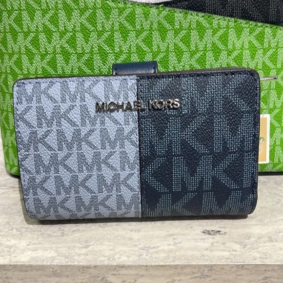 Michael Kors Jet Set Medium Two-Tone Logo Bifold Wallet
Navy Multi 
NWT - Picture 14 of 16